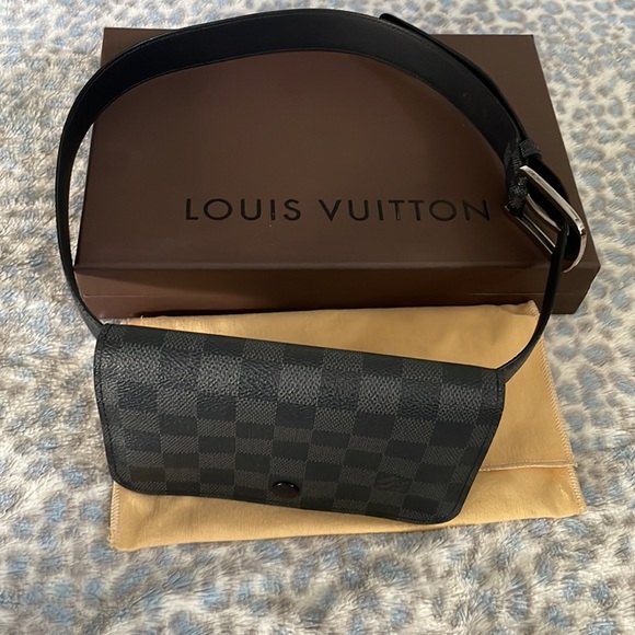 Louis Vuitton Graphite belt bag - Picture 2 of 16